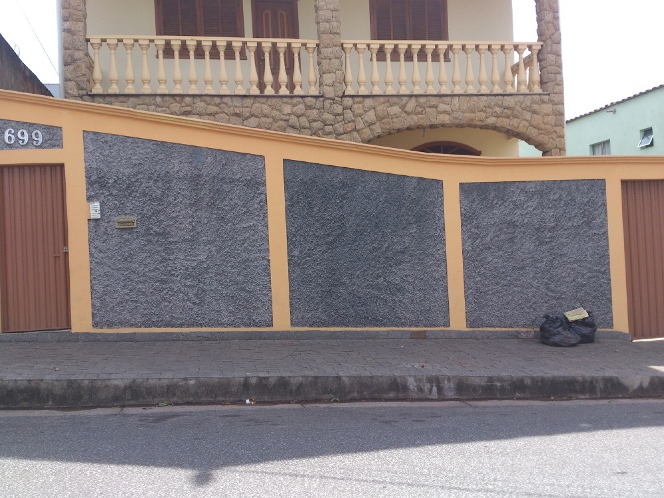 Chapéu escadinha sobre muro